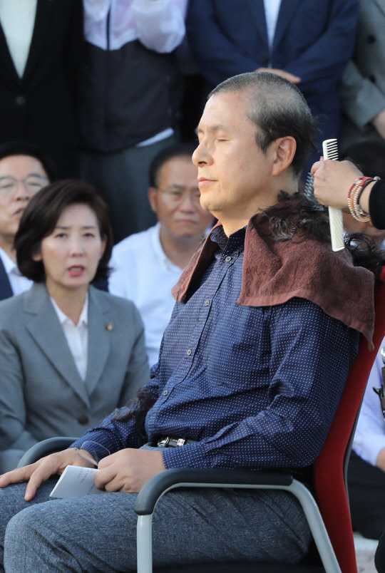 황교안 한국당 대표가 16일 청와대 앞 분수대 광장에서 '조국 법무부 장관 파면 촉구' 삭발식을 하고 있다. 연합뉴스